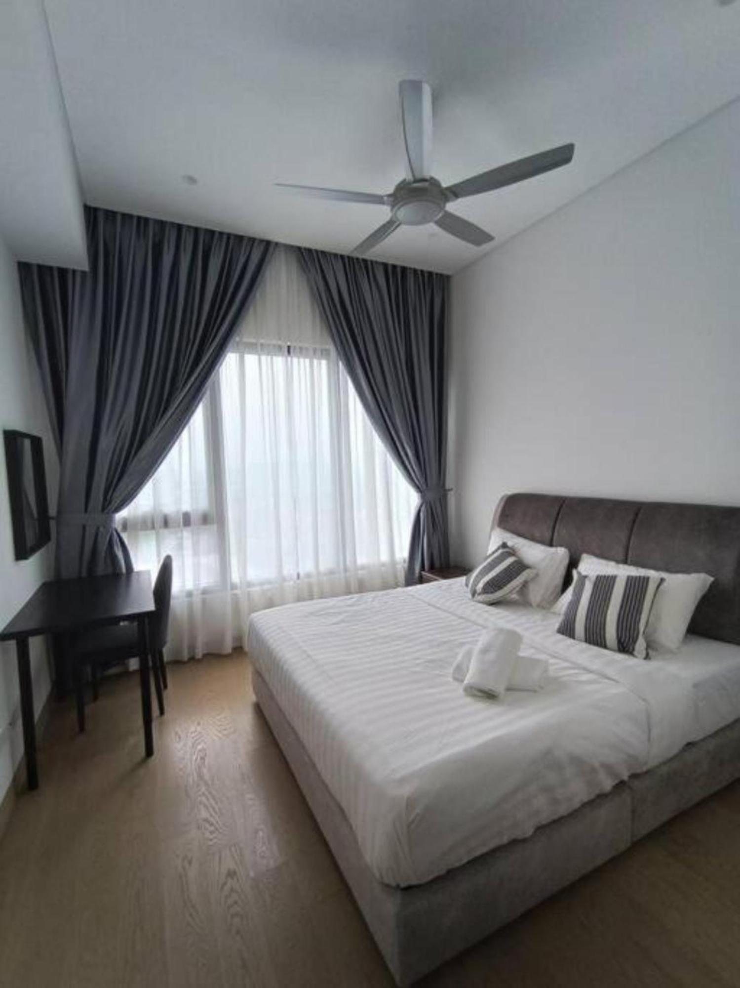 Lotus Infinity Pool At Lucentia Apartment Kuala Lumpur Exterior photo
